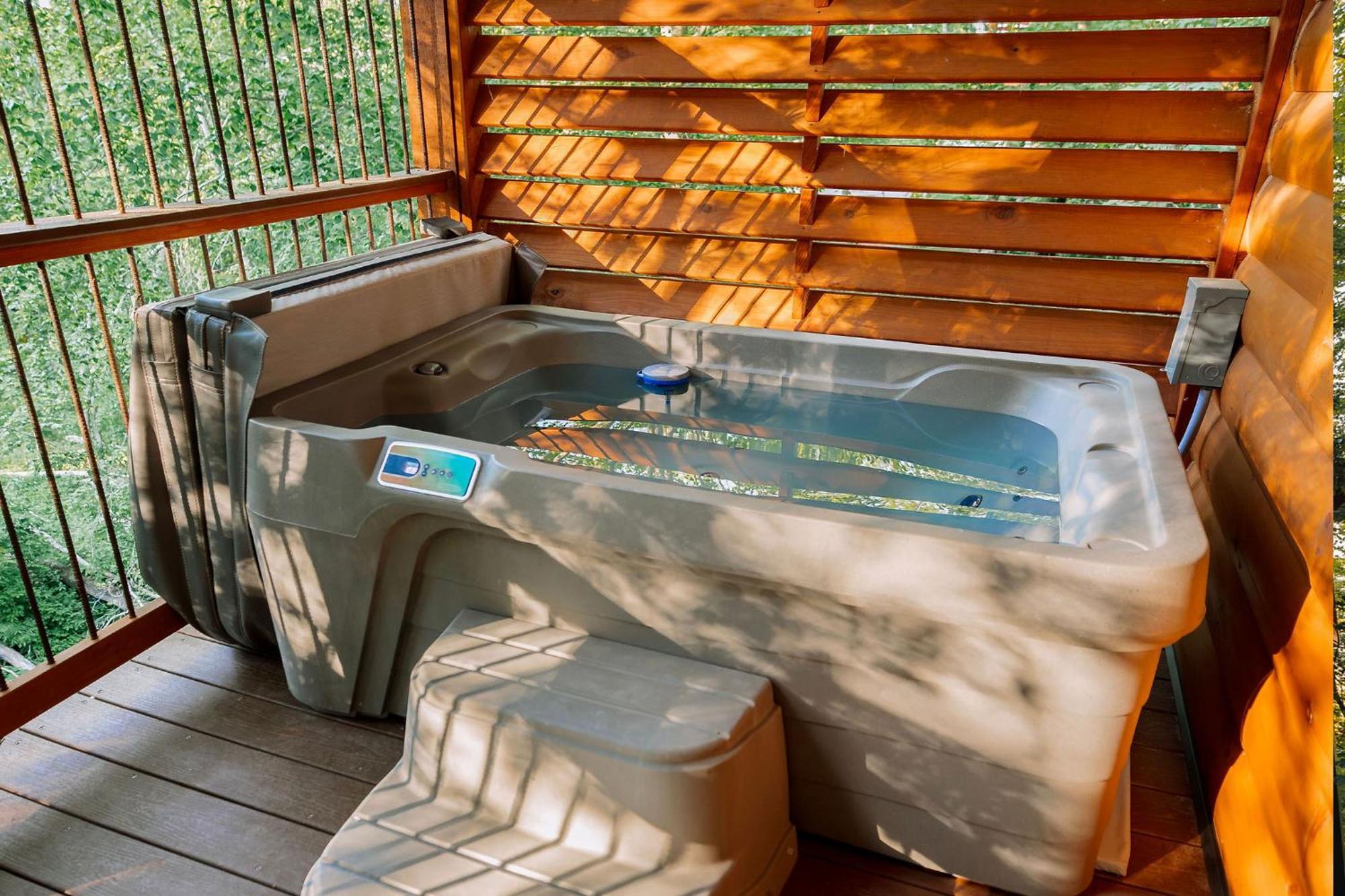 Cricket Hill Treehouse B By Amish Country Lodging Милърсбърг Екстериор снимка